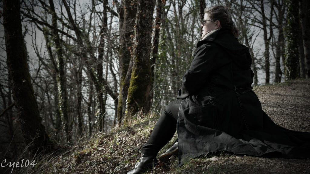 Une femme assise dans une foret