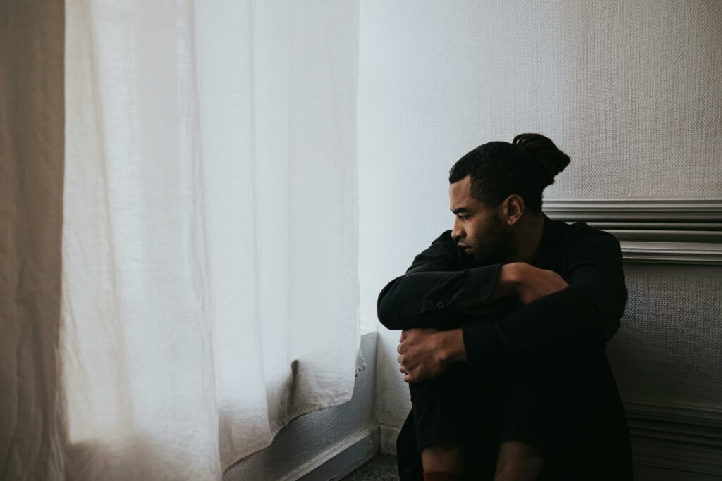 Un homme triste qui regarde par la fenêtre