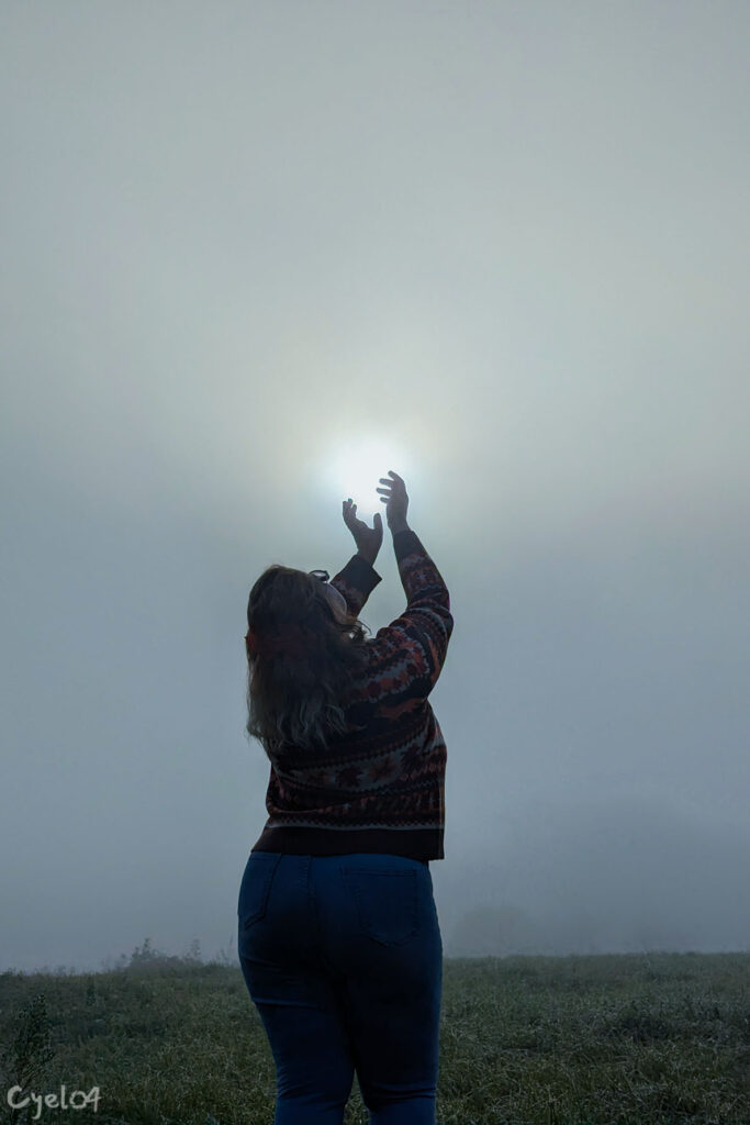 Femme qui tient un soleil dans les mains