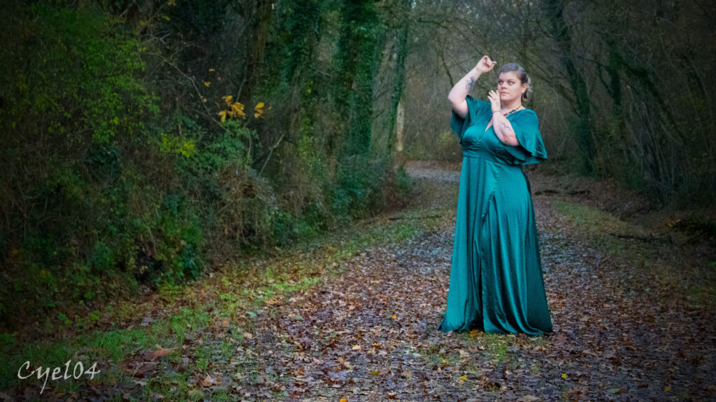 Une femme dans une forêt qui lutte contre le harcèlement