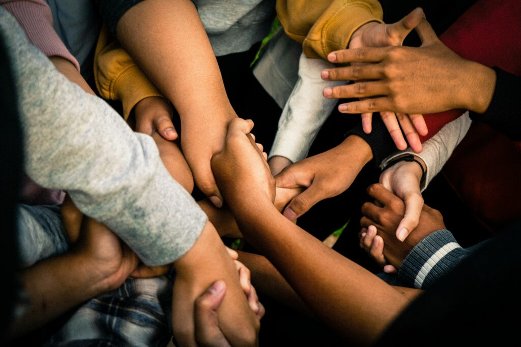 Des mains qui se soutiennent les unes les autres, comme une famille de proches